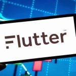 Logotipo da empresa Flutter Entertainment exibido em um smartphone.