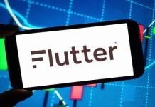 Logotipo da empresa Flutter Entertainment exibido em um smartphone.