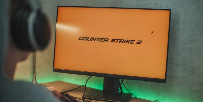 Counter-Strike 2 aberto em um computador. O jogo oferece loot boxes.