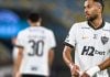 H2bet encerra acordo de patrocínio com Atlético-MG após proibição das apostas Atlético-MG joga partida de futebol com H2bet estampado no centro de seu uniforme.