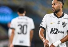 H2bet encerra acordo de patrocínio com Atlético-MG após proibição das apostas Atlético-MG joga partida de futebol com H2bet estampado no centro de seu uniforme.