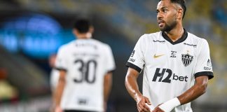 H2bet encerra acordo de patrocínio com Atlético-MG após proibição das apostas Atlético-MG joga partida de futebol com H2bet estampado no centro de seu uniforme.
