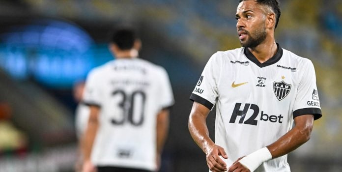 Atlético-MG joga partida de futebol com H2bet estampado no centro de seu uniforme.