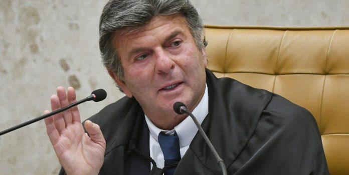 Luiz-Fux-Da-72-Horas-Para-AGU-Se-Manifestar-Sobre-MP-Que-Proibe-Apostas-1 Luiz Fux é fotografado durante sessão do STF.