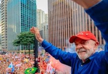 Lula derrota Flávio Bolsonaro e se elege para quarto mandato; veja como fica a situação das apostas online Lula acena para multidão durante ato de campanha em 2026.
