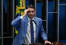 Polícia Federal solicita inquérito ao STF para investigar Flávio Bolsonaro por lavagem de dinheiro envolvendo casa de apostas Senador Flávio Bolsonaro discursa no Congresso.
