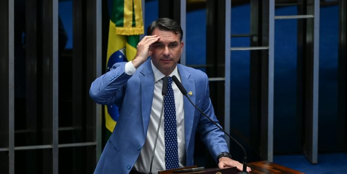 Senador Flávio Bolsonaro discursa no Congresso.