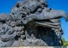 A cabeça monumental da ave mítica Garuda exposta em Plaza Garuda na Indonésia.