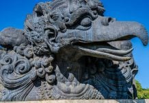 A cabeça monumental da ave mítica Garuda exposta em Plaza Garuda na Indonésia.