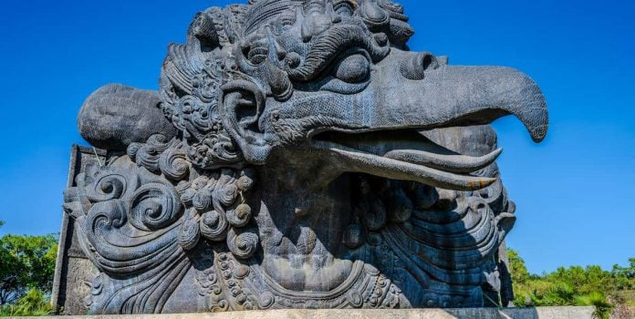 A cabeça monumental da ave mítica Garuda exposta em Plaza Garuda na Indonésia.