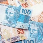 Notas de 100 e 50 reais.