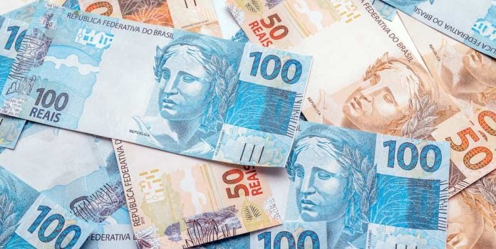 Prazo-Para-Bancos-Devolverem-Dinheiro-de-Apostadores-Termina-Nesta-Quarta-Feira Notas de 100 e 50 reais.