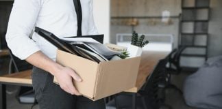 Proibição das apostas online no Brasil provoca demissões em massa no setor Pessoa perde o emprego após a proibição das apostas.