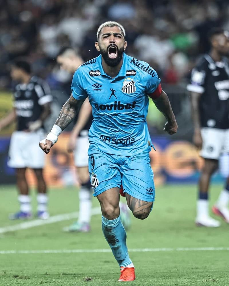 Camisa do Santos com patrocínio da Novibet.