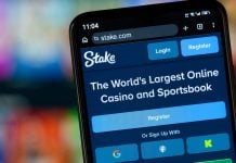 Smartphone acessa endereço Stake.com.
