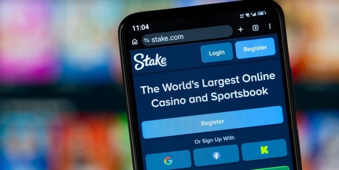 Stake-Ofereceu-Depositos-em-Criptomoedas-Para-Brasileiros-Apos-Proibicao-das-Apostas Smartphone acessa endereço Stake.com.