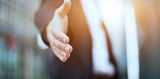 iHunters cria iniciativa para recolocar profissionais afetados pela proibição das apostas Imagem simbolizando a ajuda de recolocação profissional no setor de apostas.