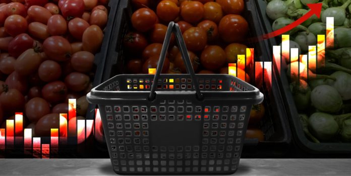 Cesta de compras em frete a frutas, com gráfico de crescimento no fundo