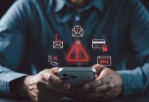 Homem mexendo em celular com símbolos de alerta de golpe projetados em sua frente