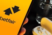 Flutter anuncia fim da Betfair no Brasil para concentrar esforços na Betnacional Logo da Betfair exibido em um celular