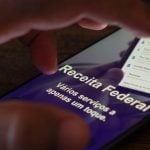 Um celular exibindo uma página representando a Receita Federal