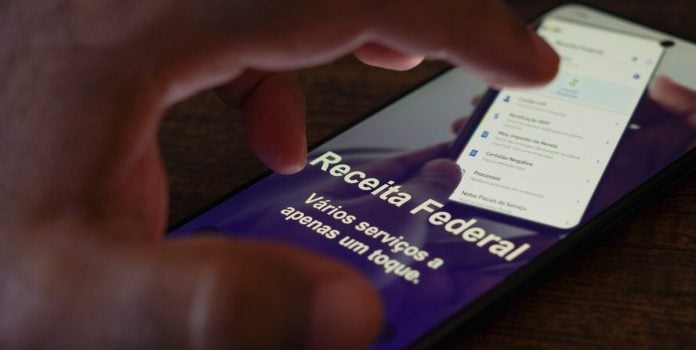 Um celular exibindo uma página representando a Receita Federal