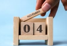 A data 4 de novembro em cubos de madeira