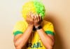 IBJR comenta futuro do mercado regulado de apostas: “Acho que não volta a ser como era antes” Homem triste vestindo a camiseta do Brasil com as mãos no rosto