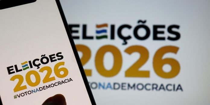 Celular exibindo "eleições de 2026" com destaque para a democracia